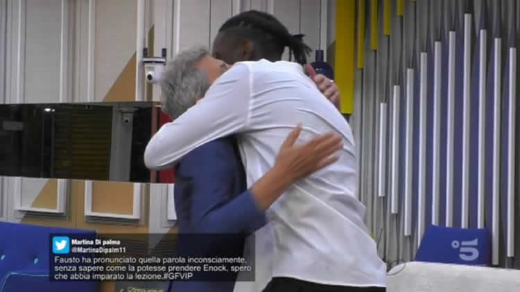 GF Vip 5 Fausto Leali abbraccia Enoch Barwua