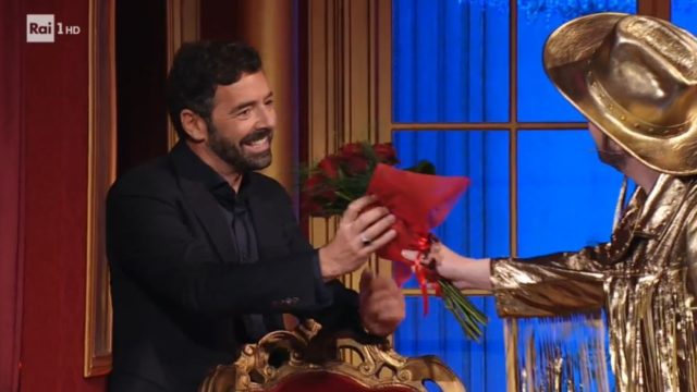 Ballando con le Stelle 17 ottobre - Costantino Della Gherardesca regala un mazzo di rose ad Alberto Matano
