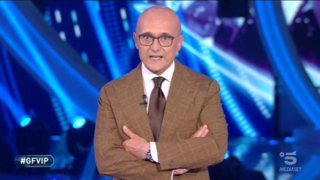 Stasera in TV lunedì 26 ottobre 2020, programmi, film Canale 5 e altri canali Mediaset