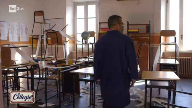 Il bidello entra nell'aula messa sottosopra