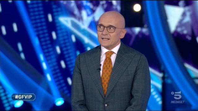 Stasera in TV lunedì 2 novembre 2020, programmi, film Canale 5 e altri canali Mediaset