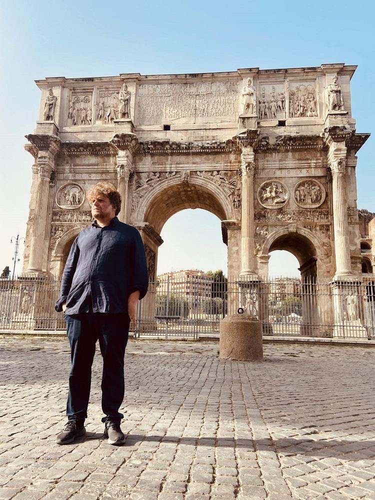 Le pietre parlano Alessandro Sortino davanti Arco Costantino