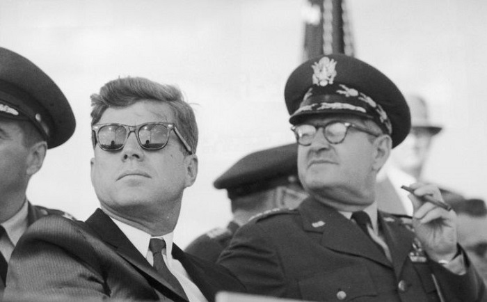 JFK Destiny Betrayed documentario il presidente in una foto istituzionale