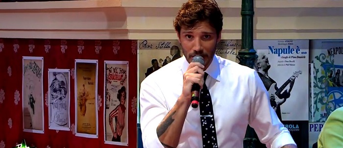 Bar Stella 28 dicembre diretta Stefano De Martino canta