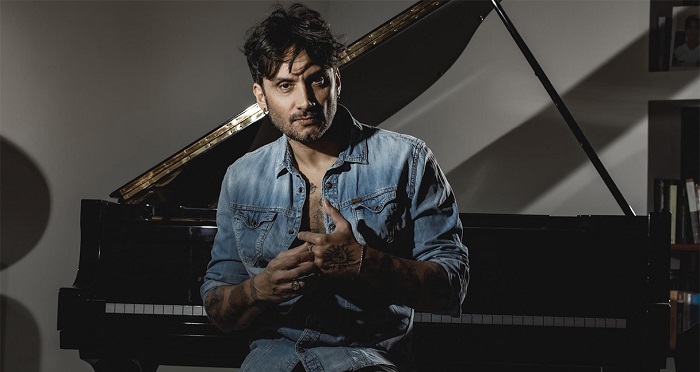 Sanremo 2022 Fabrizio Moro con il piano