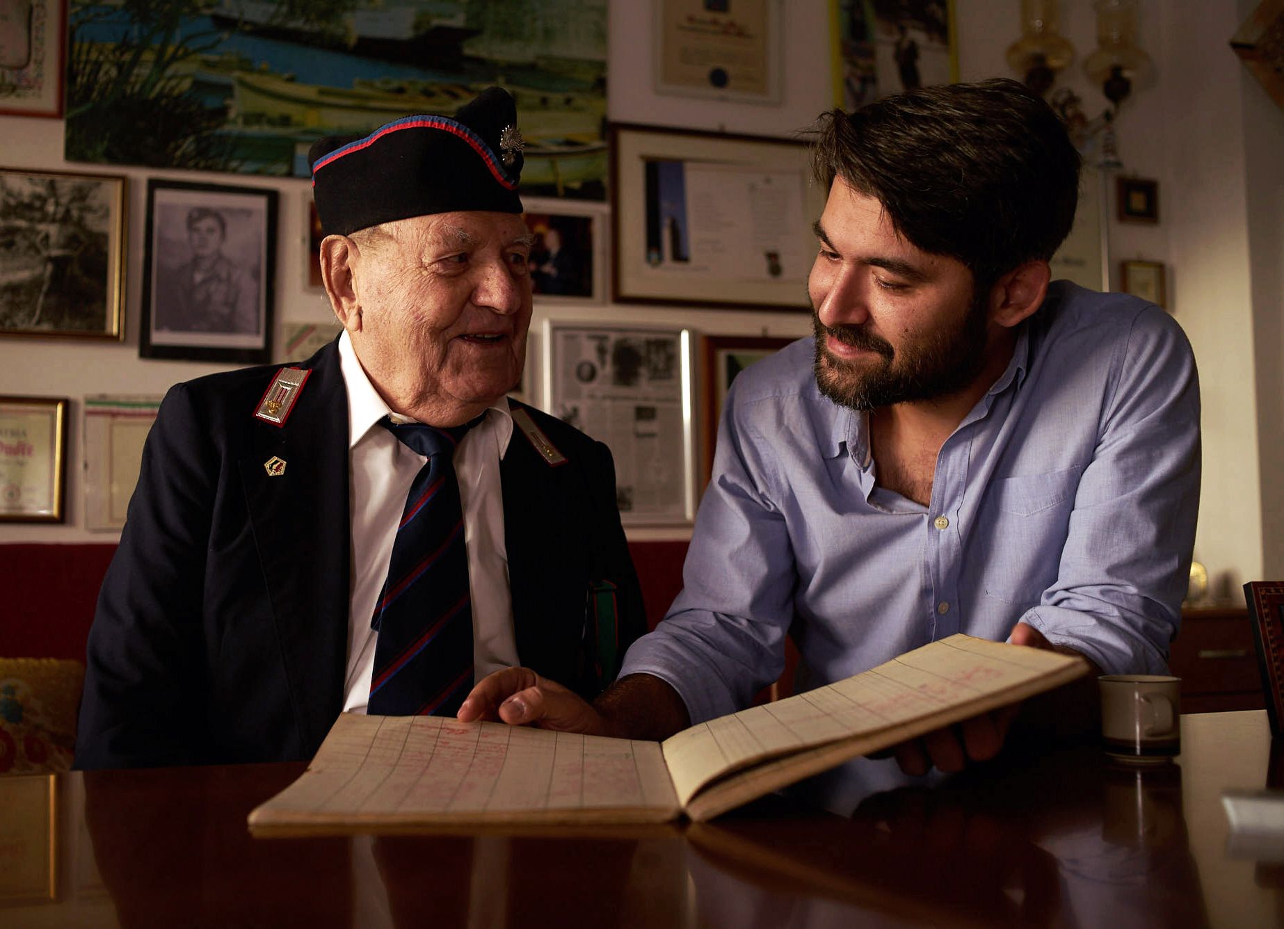 Il ragazzo con il libro sotto il braccio