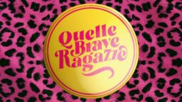 Quelle brave ragazze Marisa Laurito logo