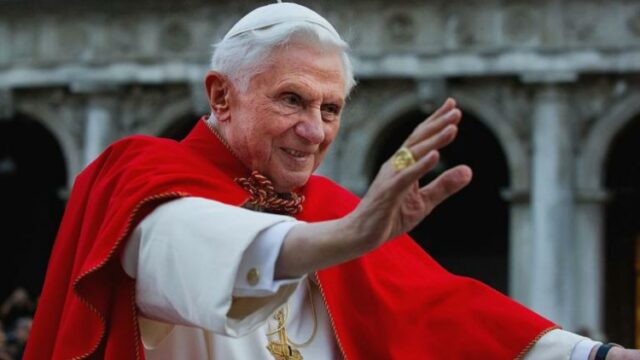 Programmazione tv funerali Joseph Ratzinger