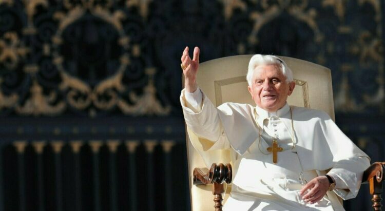 Programmazione tv funerali Joseph Ratzinger palinsesti