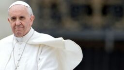 Morte Papa Francesco programmazione tv 22 aprile cambiamenti di palinsesto