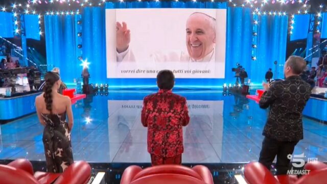 Serale Amici 26 aprile omaggio Papa