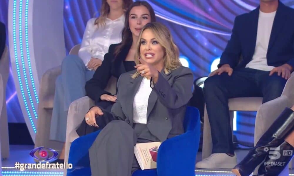 Grande Fratello, il ritorno di Sonia Bruganelli che sa di bocciatura per i tre commentatori Grande Fratello Sonia Bruganelli bocciatura opinionisti