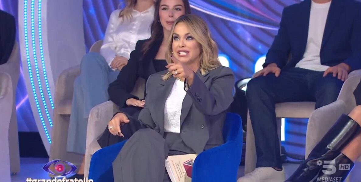 Grande Fratello Sonia Bruganelli bocciatura opinionisti