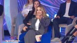 Grande Fratello Sonia Bruganelli bocciatura opinionisti