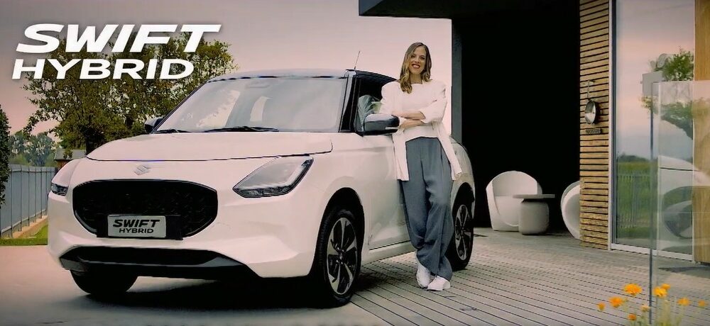 Suzuki, Carolina Kostner è la testimonial della pubblicità della Swift Hybrid: la descrizione e la recensione Suzuki pubblicità Swift Hybrid recensione
