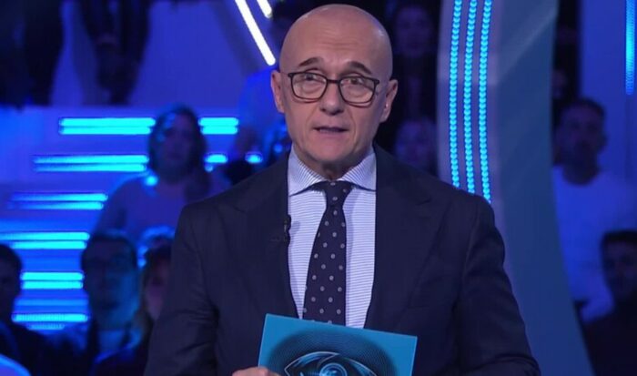 Alfonso Signorini auto-sospensione Mediaset conseguenze GF Vip